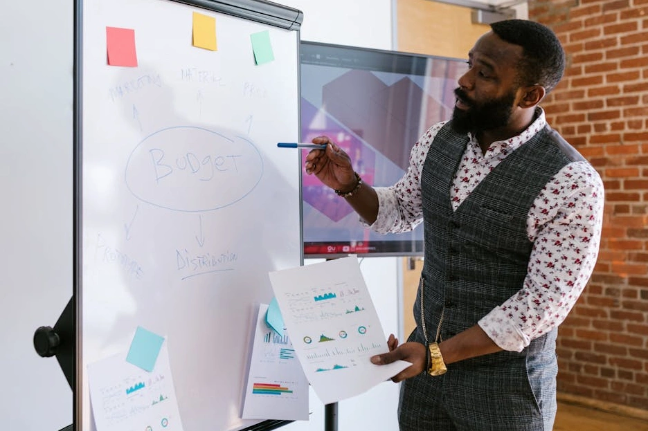 Finansal planlama yapan bir profesyonel